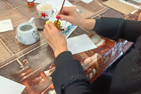 Warsztaty artystyczne dla seniorów - zdobiena wzorami ludowymi