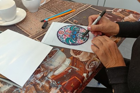 Warsztaty artystyczne dla seniorów - zdobiena wzorami ludowymi