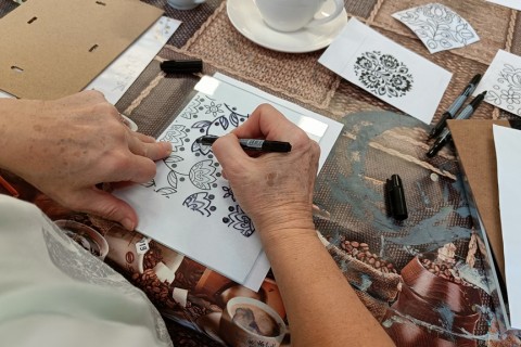 Warsztaty artystyczne dla seniorów - zdobiena wzorami ludowymi