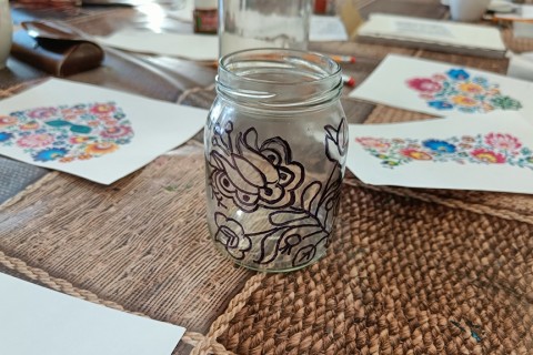 Warsztaty artystyczne dla seniorów - zdobiena wzorami ludowymi