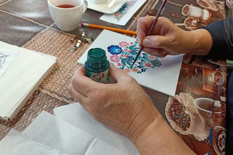 Warsztaty artystyczne dla seniorów - zdobiena wzorami ludowymi