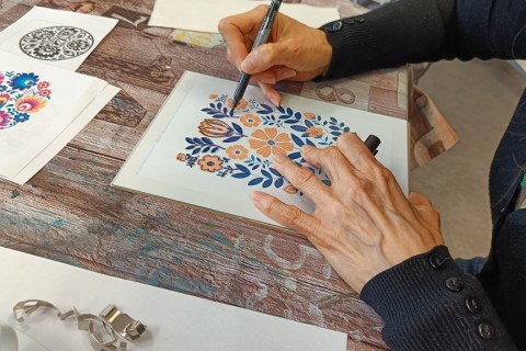 Warsztaty artystyczne dla seniorów - zdobiena wzorami ludowymi