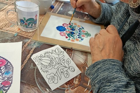 Warsztaty artystyczne dla seniorów - zdobiena wzorami ludowymi