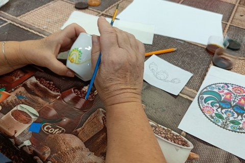 Warsztaty artystyczne dla seniorów - zdobiena wzorami ludowymi