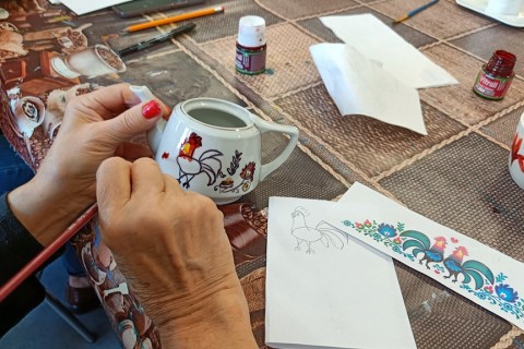 Warsztaty artystyczne dla seniorów - zdobiena wzorami ludowymi