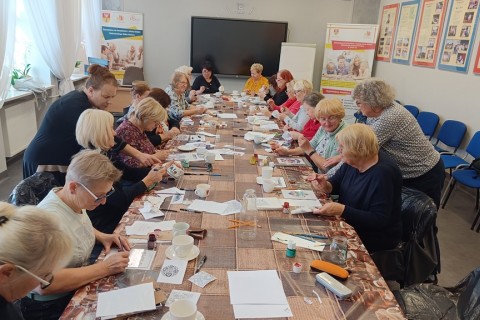 Warsztaty artystyczne dla seniorów - zdobiena wzorami ludowymi