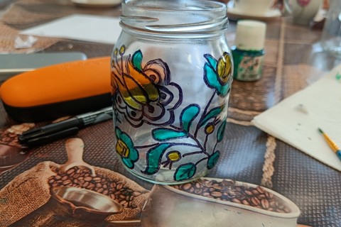 Warsztaty artystyczne dla seniorów - zdobiena wzorami ludowymi