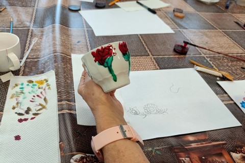 Warsztaty artystyczne dla seniorów - zdobiena wzorami ludowymi