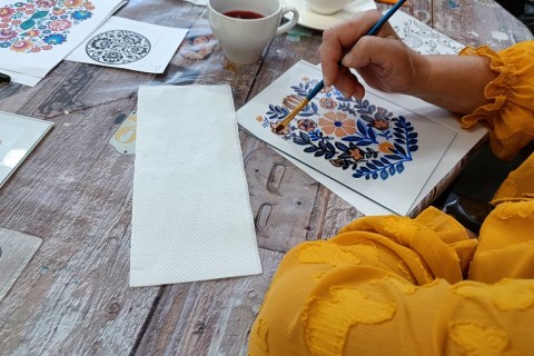 Warsztaty artystyczne dla seniorów - zdobiena wzorami ludowymi