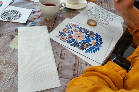 Warsztaty artystyczne dla seniorów - zdobiena wzorami ludowymi