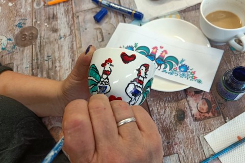 Warsztaty artystyczne dla seniorów - zdobiena wzorami ludowymi