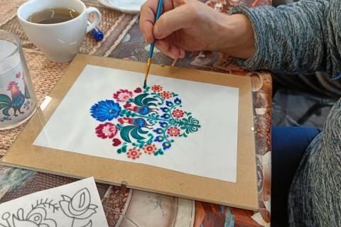 Warsztaty artystyczne dla seniorów - zdobiena wzorami ludowymi
