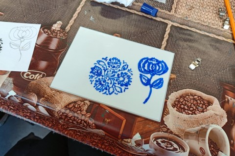 Warsztaty artystyczne dla seniorów - zdobiena wzorami ludowymi