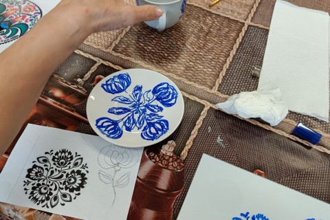 Warsztaty artystyczne dla seniorów - zdobiena wzorami ludowymi