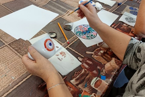 Warsztaty artystyczne dla seniorów - zdobiena wzorami ludowymi