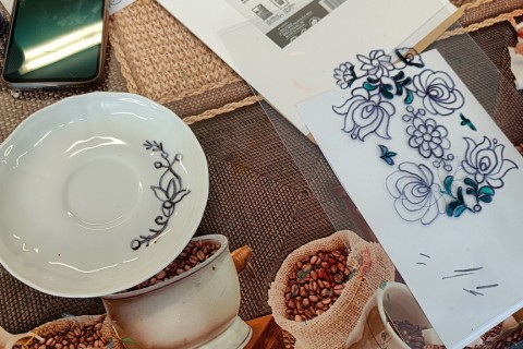 Warsztaty artystyczne dla seniorów - zdobiena wzorami ludowymi