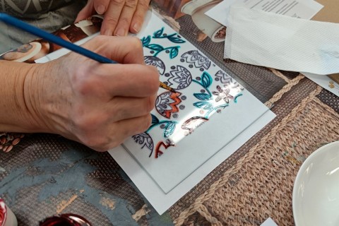 Warsztaty artystyczne dla seniorów - zdobiena wzorami ludowymi