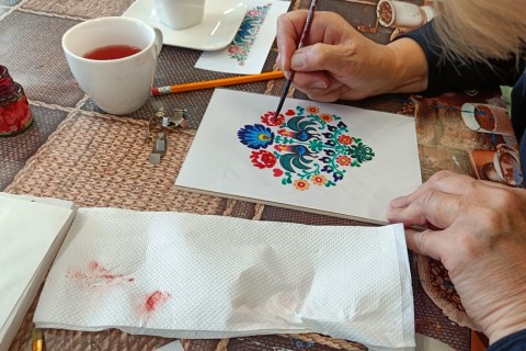 Warsztaty artystyczne dla seniorów - zdobiena wzorami ludowymi