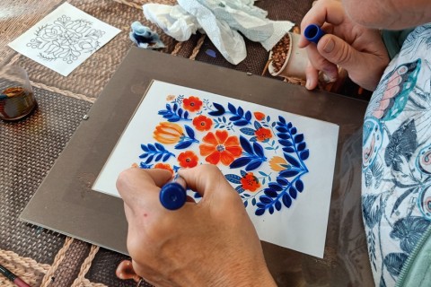 Warsztaty artystyczne dla seniorów - zdobiena wzorami ludowymi