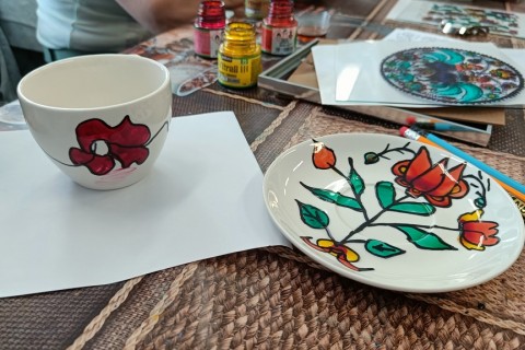 Warsztaty artystyczne dla seniorów - zdobiena wzorami ludowymi