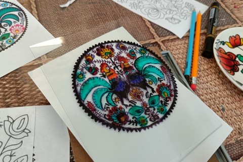 Warsztaty artystyczne dla seniorów - zdobiena wzorami ludowymi