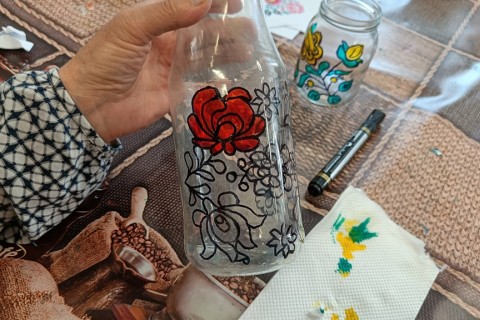 Warsztaty artystyczne dla seniorów - zdobiena wzorami ludowymi