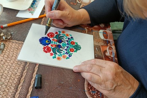 Warsztaty artystyczne dla seniorów - zdobiena wzorami ludowymi