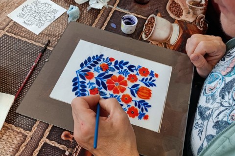 Warsztaty artystyczne dla seniorów - zdobiena wzorami ludowymi