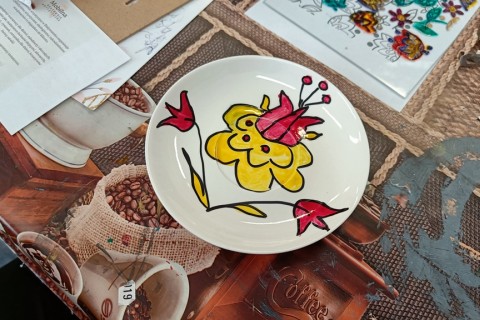 Warsztaty artystyczne dla seniorów - zdobiena wzorami ludowymi