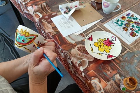 Warsztaty artystyczne dla seniorów - zdobiena wzorami ludowymi