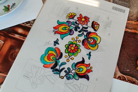 Warsztaty artystyczne dla seniorów - zdobiena wzorami ludowymi