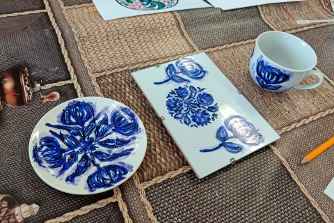 Warsztaty artystyczne dla seniorów - zdobiena wzorami ludowymi