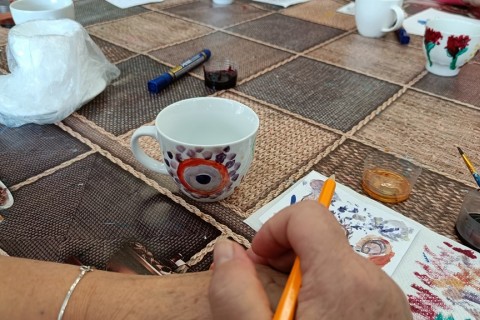 Warsztaty artystyczne dla seniorów - zdobiena wzorami ludowymi