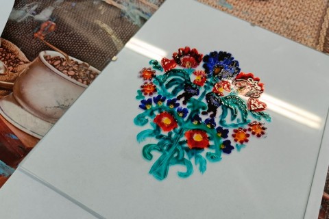 Warsztaty artystyczne dla seniorów - zdobiena wzorami ludowymi