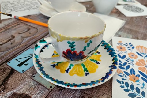 Warsztaty artystyczne dla seniorów - zdobiena wzorami ludowymi