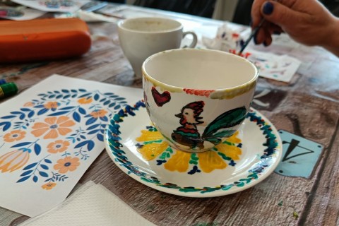 Warsztaty artystyczne dla seniorów - zdobiena wzorami ludowymi