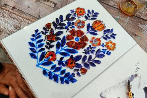 Warsztaty artystyczne dla seniorów - zdobiena wzorami ludowymi