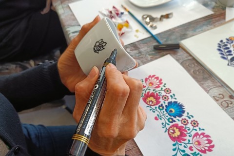 Warsztaty artystyczne dla seniorów - zdobiena wzorami ludowymi