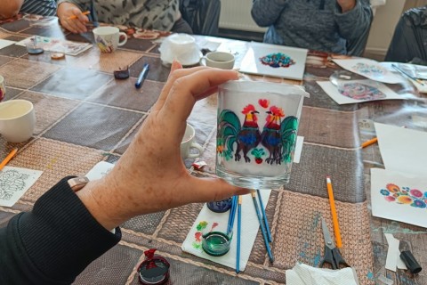 Warsztaty artystyczne dla seniorów - zdobiena wzorami ludowymi