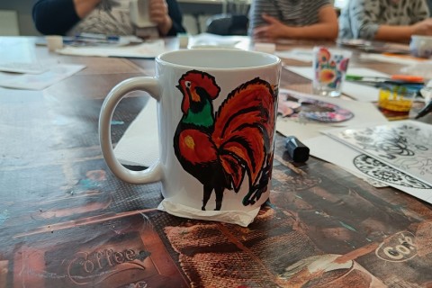 Warsztaty artystyczne dla seniorów - zdobiena wzorami ludowymi