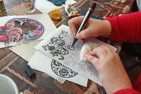 Warsztaty artystyczne dla seniorów - zdobiena wzorami ludowymi