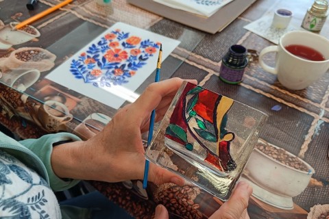 Warsztaty artystyczne dla seniorów - zdobiena wzorami ludowymi