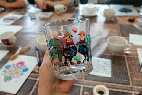 Warsztaty artystyczne dla seniorów - zdobiena wzorami ludowymi