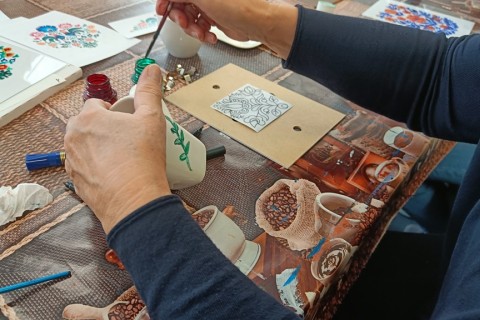 Warsztaty artystyczne dla seniorów - zdobiena wzorami ludowymi