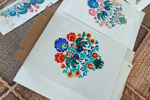 Warsztaty artystyczne dla seniorów - zdobiena wzorami ludowymi