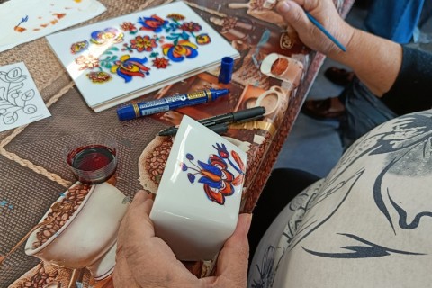 Warsztaty artystyczne dla seniorów - zdobiena wzorami ludowymi