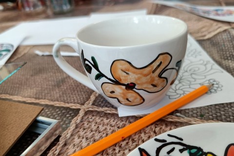 Warsztaty artystyczne dla seniorów - zdobiena wzorami ludowymi