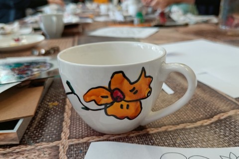 Warsztaty artystyczne dla seniorów - zdobiena wzorami ludowymi