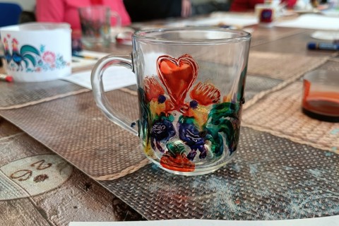 Warsztaty artystyczne dla seniorów - zdobiena wzorami ludowymi