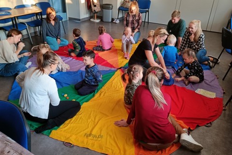 Bawmy się razem - zabawy sensoryczne dla rodziców z dziećmi w wieku 4-5 lat